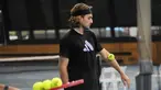 Petenis asal Yunani, Stefanos Tsitsipas bersiap melakukan servis saat sesi latihan menjelang final putra kejuaraan tenis Australia Open 2023 di Melbourne, Australia, Sabtu, 28 Januari 2023. Tsitsipas akan melawan Novak Djokovic dari Serbia di final Minggu 29 Januari. (AP Photo/Dita Alangkara)