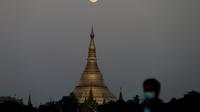 Bulan purnama terlihat di atas Pagoda Shwedagon di Yangon, Myanmar (29/11/2020). Festival itu dirayakan di Myanmar sebagai hari libur nasional dan menandai akhir musim hujan. (Xinhua/U Aung)