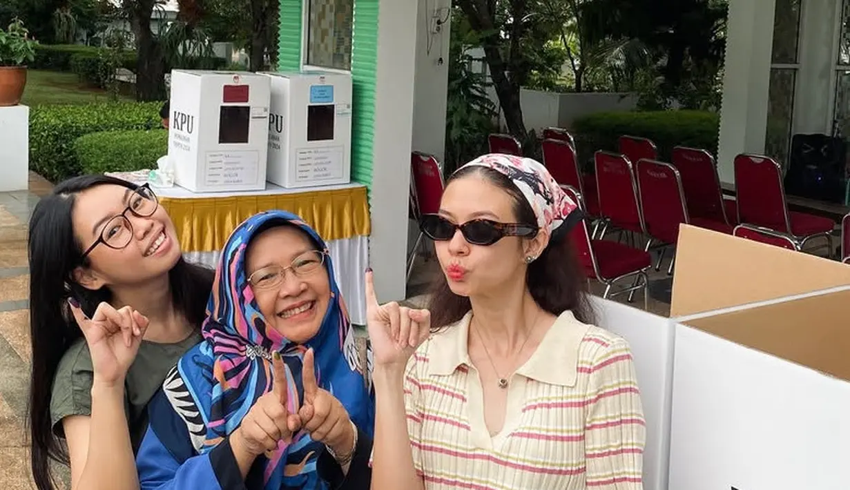 Yuki Kato hadir bersama ibu dan adiknya saat nyoblos. Ia memilih mengenakan dress panjang knit warna kuning bergaris pink. Dress lengan pendek dipadukan kacamata hitam dan syal yang dikenakan di atas kepalanya. [@yukikt]