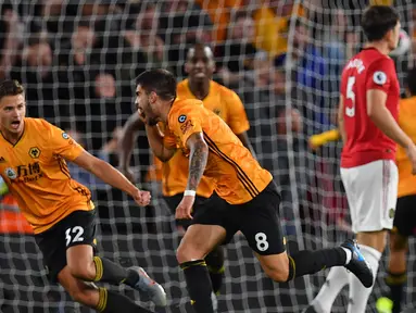 Para pemain Wolverhampton merayakan gol yang dicetak Ruben Neves ke gawang Manchester United pada laga Premier League di Stadion Molineux, Wolverhampton, Senin (19/8). Kedua klub bermain imbang 1-1. (AFP/Paul Ellis)