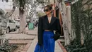 <p>Buat gayamu terlihat edgy dengan memadukan cropped blazer dan baggy pants warna electric blue. Keren! (Instagram/anazsiantar).</p>