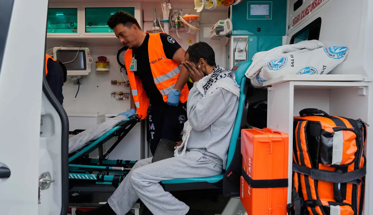 Seorang aktivis kemanusiaan Global Sumud Flotilla (GSF) menerima bantuan medis di dalam ambulans setibanya di Bandara Istanbul, Turki, Kamis 21 Mei 2026. (AP Photo/Emrah Gurel)