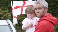 Penggemar sepak bola asal Inggris dituduh rasis hanya karena memasang bendera negaranya di mobil sebagai simbol dukungan selama Euro 2016. 