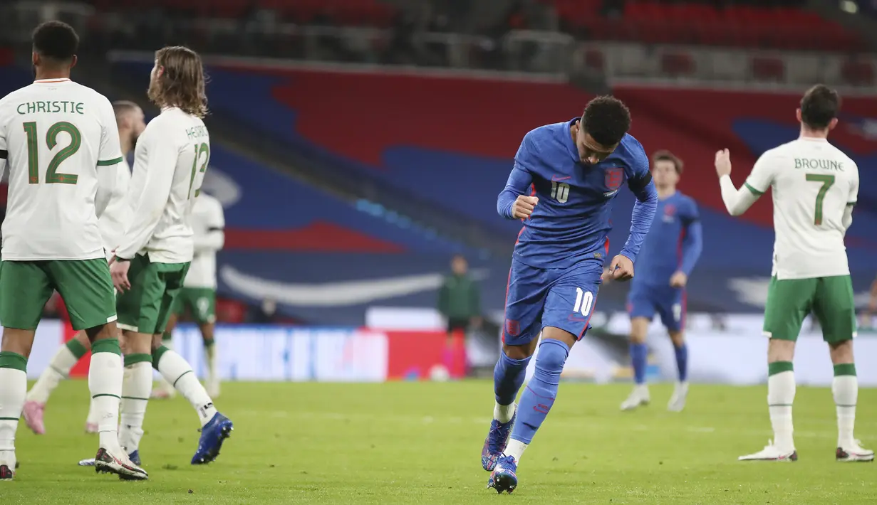 Striker Inggris, Jadon Sancho, merayakan gol yang dicetaknya dalam laga uji coba internasional melawan Republik Irlandia di Stadion Wembley, London, Jumat (13/11/2020) dini hari WIB. Inggris menang 3-0 atas Republik Irlandia. (AP/Nick Potts/Pool)