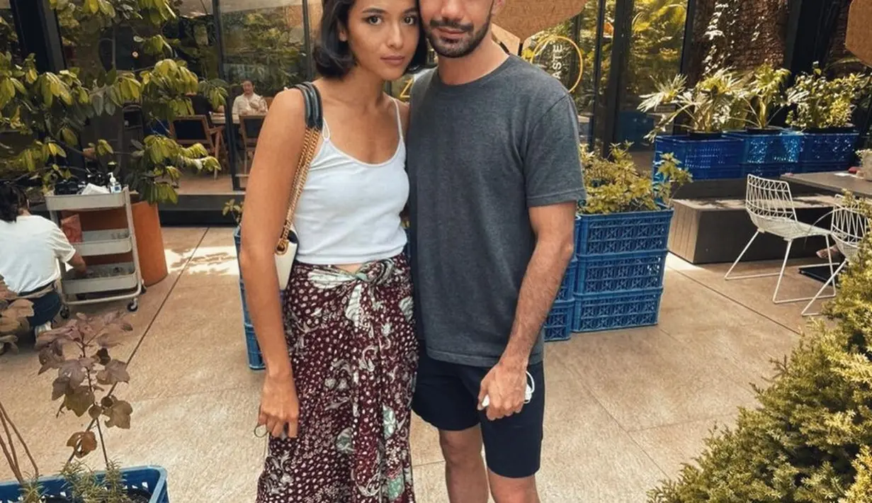 <p>Menggunakan kain batik dengan cara kekinian bisa dipadu bersama tank top putih seperti Putri Marino. Outfit ini bisa jadi busana santai yang unik. [Instagram/putrimarino]</p>