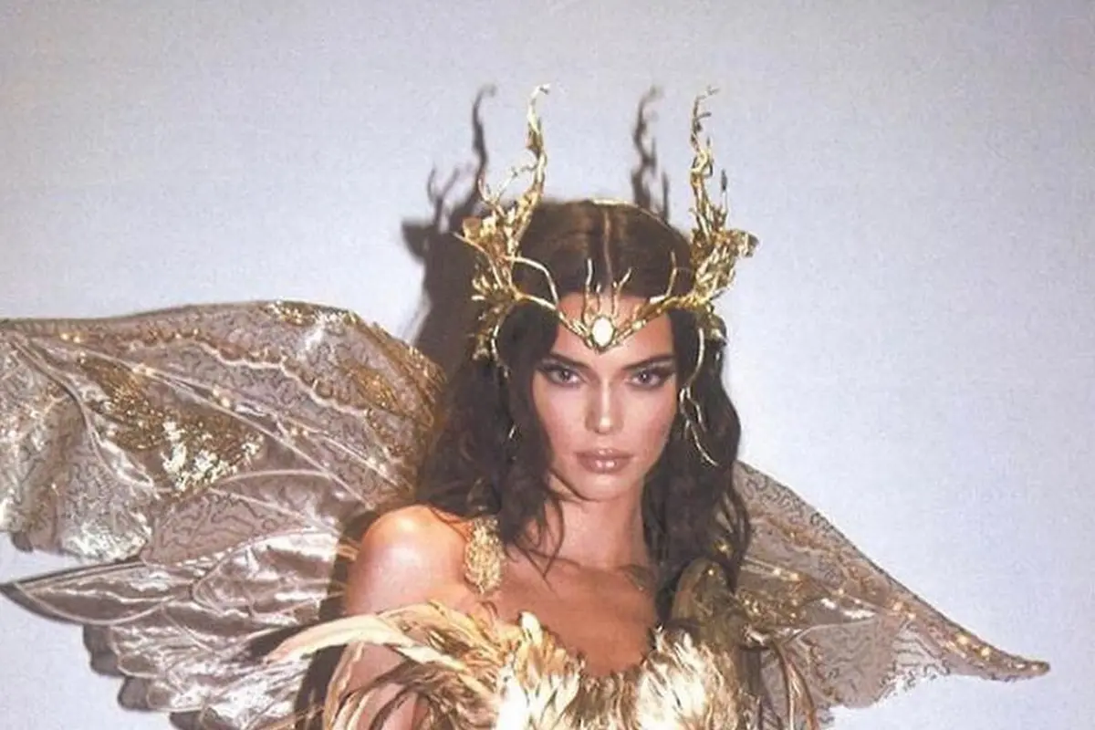 Kendall Jenner pakai headpiece Rinaldy Yunardi