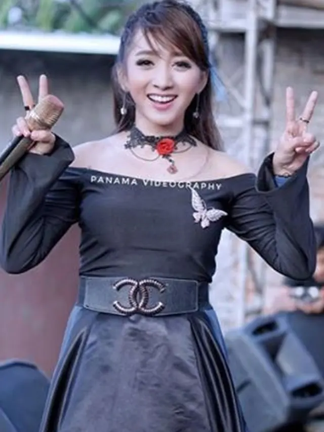 6 Potret Cantik Angely Emitasari Saat Manggung, Penyanyi yang Kini Jadi Kepala Desa