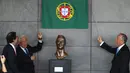 Presiden Portugal, Marcelo Rebelo de Sousa (kanan) meresmikan seremoni penggantian nama Bandara Madeira menjadi Bandara Cristiano Ronaldo di Funchal, Rabu (29/3). Hal ini dilakukan sebagai bentuk penghormatan kepada Ronaldo. (AP Photo/Armando Franca)