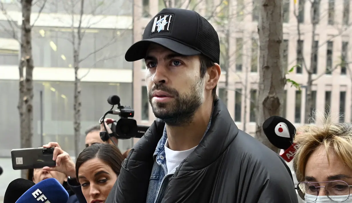 <p>Mantan Bek Spanyol dan Barcelona, Gerard Pique (tengah) meninggalkan pengadilan di Barcelona pada 1 Desember 2022. Pique dan Shakira membuat kejutan dengan mengumumkan perpisahan pada musim panas tahun ini. Keduanya sepakat mengakhiri hubungan asmara yang sudah terjalin selama 12 tahun dan menghasilkan dua orang putra: Milan dan Sasha. (AFP/Josep Lago)</p>