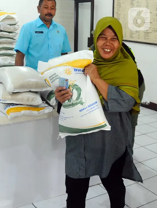 Presiden Joko Widodo atau Jokowi merilis program bansos beras atau Bantuan Pangan Cadangan Beras Pemerintah. (merdeka.com/Arie Basuki)
