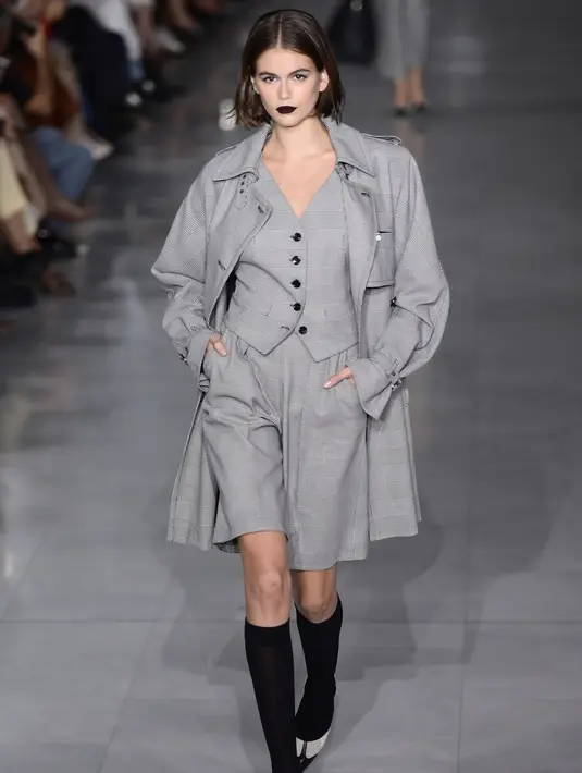 Model Kaia Gerber mengenakan busana Spring Summer 2020 koleksi Max Mara Spring Summer 2020 di Milan, Italia (19/9/2019). Gadis 18 tahun ini tampil memesona dengan lipstik gelap yang ia kenakan di atas catwalk. (AP Photo/Luca Bruno)