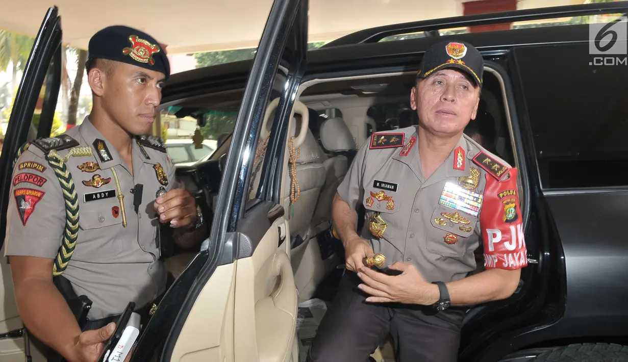 Kapolda Metro Jaya Irjen M Iriawan turun dari mobil setibanya Rumah Sakit Polri, Jakarta Timur, Kamis (25/5). Kedatangan Kapolda untuk menjenguk empat polisi yang menjadi korban bom Kampung Melayu. (Liputan6.com/Helmi Afandi)