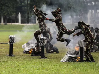 Personel Kopassus menunjukkan aksi bela diri saat upacara penyerahan satuan Komando Pasukan Khusus (Kopassus) dari Mayjen TNI Madsuni kepada Mayjen TNI Eko Margiyono di  Lapangan Mako Kopassus, Jakarta, Jumat (23/3). (Liputan6.com/Faizal Fanani)
