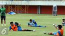 Pemain Gresik United melakukan peregangan usai latihan uji lapangan jelang laga Piala Presiden 2017 di Stadion Maguwoharjo, Sleman, Jumat (3/2). Gresik United akan berhadapan dengan Mitra Kukar, Sabtu (4/2). (Liputan6.com/Helmi Fithriansyah)