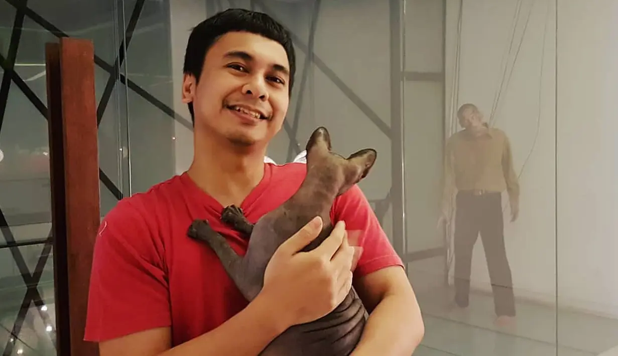 Sekitar sejak beberapa minggu lalu asisten rumah tangganya terus menangis dan meminta pulang kampung lantaran mengalami kejadian mistis. (Instagram/raditya_dika)