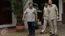 Ketua Umum Partai Gerindra Prabowo Subianto (kiri) bersiap menyambut kedatangan Ketua DPR RI, Setya Novanto di kediamannya Jalan Kertanegara, Jakarta, Kamis (1/12). Keduanya melakukan pertemuan secara tertutup. (Liputan6.com/Helmi Fithriansyah)