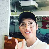 Benih-benih cinta mereka mulai muncul di tahun 2012, yakni saat keduanya melakukan syuting drama berjudul That Winter the Wind Blows. Sudah resmi berpacaran, ternyata keduanya pun tak memberi tahu kepada siapapun. (Instagram)