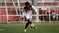 Tamsil Srijaya absen karena terserang gejala tifus saat Mojokerto Putra menjamu Madura FC di Lapangan Bumimoro Surabaya, Sabtu (23/9/2017). (Bola.com/Robby Firly)