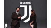 Presiden Juventus Andrea Agnelli (kiri) dalam peluncuran logo baru Juventus. (dok. Juventus.com)