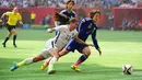 Penyerang AS, Alex Morgan berusaha melewati gelandang Jepang, Mizuho Sakaguchi di final Piala Dunia wanita di BC Place, Vancouver, Kanada, Senin (6/7/2015). Amerika mengalahkan Jepang dengan skor 5-2. (Reuters/Anne Marie Sorvin)