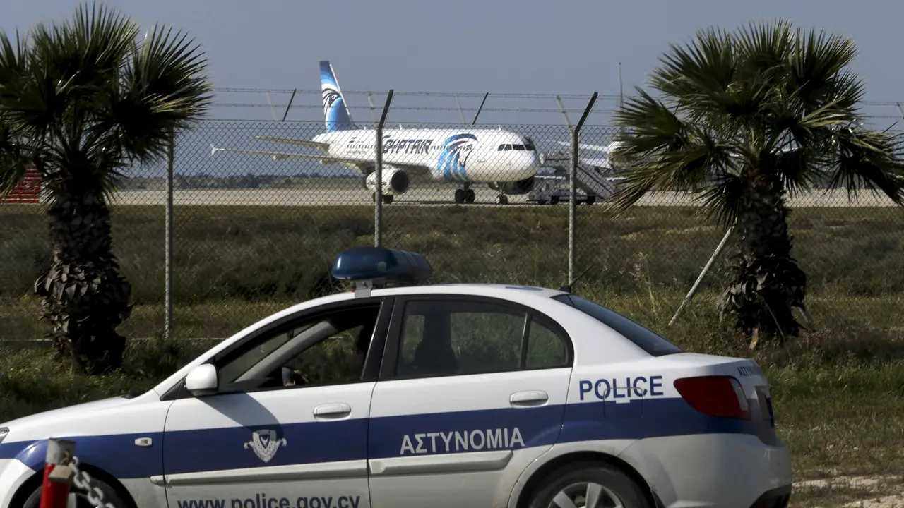 20160329-Dibajak, Pesawat EgyptAir Dipaksa Mendarat di Siprus-Siprus