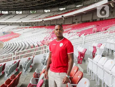 Pelatih timnas Indonesia, Patrick Kluivert usai wawancara khusus dengan Liputan6 SCTV di tribun VIP Stadion Utama Gelora Bung Karno, Jakarta, Selasa (14/1/2025). (Liputan6.com/Herman Zakharia)