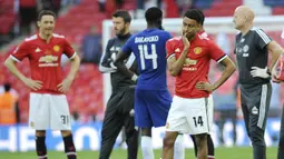 Gelandang Manchester United, Jesse Lingard, tampak kecewa usai dikalahkan Chelsea pada laga final Piala FA 2017-2018 di Stadion Wembley, Sabtu (19/5/2018). Chelsea menang 1-0 atas Manchester United. (AP/Rui Vieira)