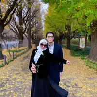 Seperti potret satu ini yang berpose di tengah pohon gugur, Syahrini dan Reino Barack tampil serasi dengan busana warna gelap. Syahrini memadukan blazer dan rok plisket, sementara Reino memadukan kaus polo, coat biru dongker, dan celana panjang hitam. @princessyahrini.