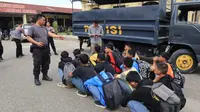 Puluhan siswa STM  Kendari tawuran di depan SMKN 1 Kendari, aksi ini diawali video berisi tantangan di media sosial tiktok.