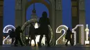 Orang-orang berjalan melintasi instalasi lampu yang dipasang untuk menyambut libur Tahun Baru dan Natal Ortodoks di Moskow, Rusia, pada 29 Desember 2020. (Xinhua/Alexander Zemlianichenko Jr)