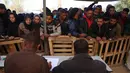 Warga Palestina menunggu giliran untuk menerima sekarung tepung bahan pangan di pusat distribusi di kota Khan Yunis, Jalur Gaza selatan, pada 3 Desember 2024. (BASHAR TALEB/AFP)