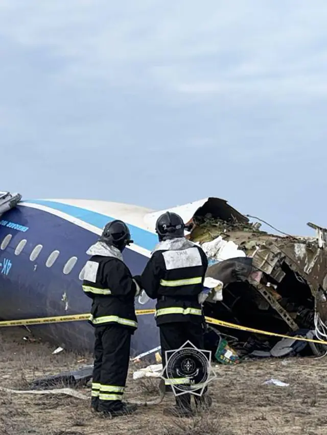 Pesawat Azerbaijan Airlines Menuju Rusia Jatuh di Kazakhstan, 32 Penumpang Selamat