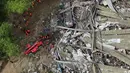 Tim penyelamat melanjutkan operasi di lokasi runtuhnya fasilitas pemilahan sampah di Binaliw, kota Cebu, Filipina tengah pada hari Sabtu, 10 Januari 2026. Hingga Sabtu 10 Januari 2026, operasi pencarian dan penyelamatan korban longsornya tumpukan sampah di fasilitas pemilahan sampah di Binaliw, kota Cebu, Filipina tengah, terus berlanjut. (AP Photo/Jacqueline Hernandez)