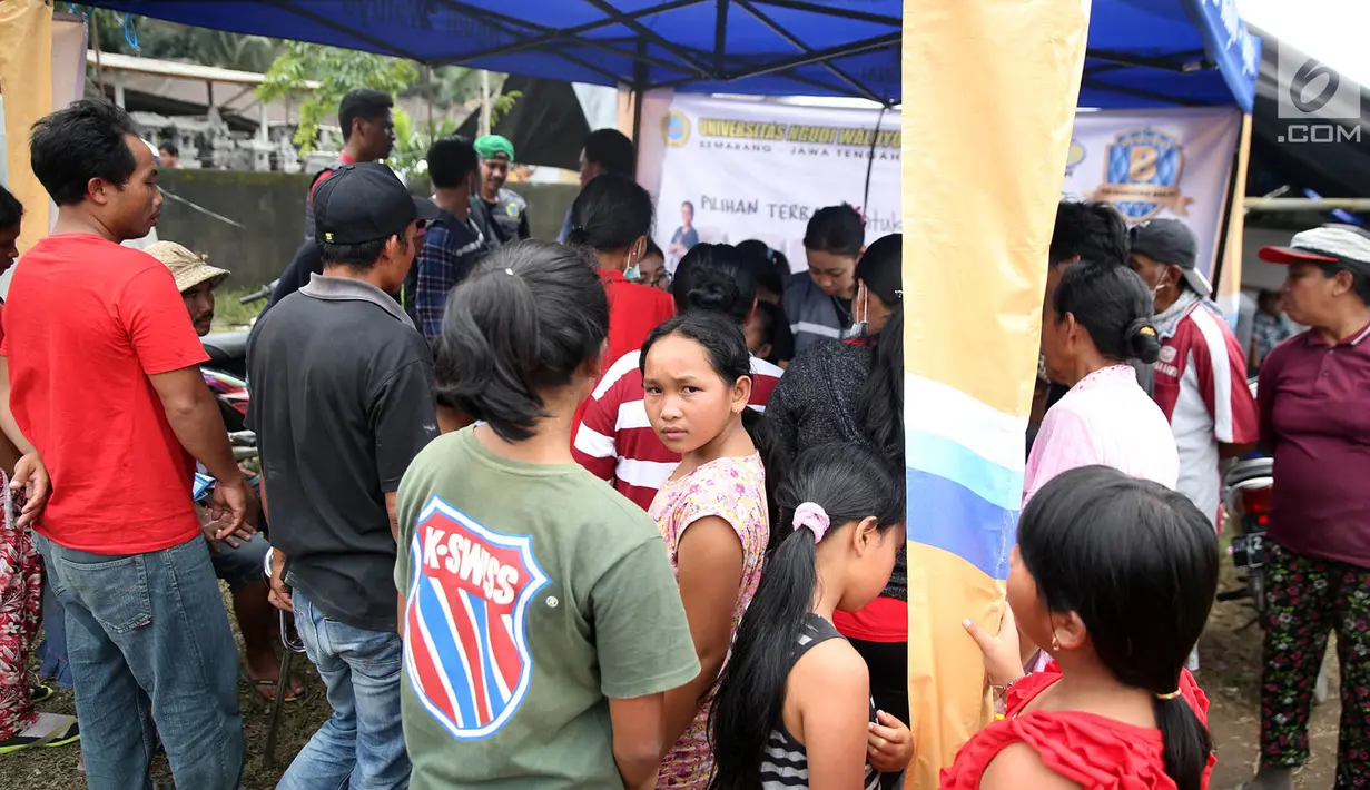 Warga pengungsi Gunung Agung mengantre untuk memeriksa kesehatan di Posko Pengungsi Rendang, Bali, Sabtu (2/12). Keberadaan pos kesehatan tersebut dimanfaatkan warga untuk mengecek kesehatan. (Liputan6.com/Immanuel Antonius)