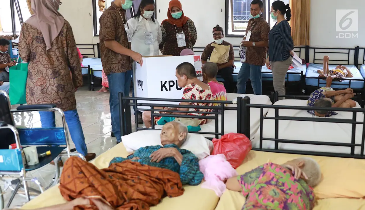 Lansia penghuni Panti Jompo Tresna Werdha Budi Mulia 1 beristirahat saat Panitia Pemungutan Suara (PPS) mendampingi lansia lainnya menggunakan hak pilih dalam Pemilu 2019 di Cipayung, Jakarta Timur, Rabu (17/4). Pendampingan dilakukan terhadap lansia yang sakit. (Liputan6.com/Immanuel Antonius)