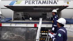 Petugas mengecek alat LNG di salah satu pusat perbelanjaan di Balikpapan, Kalimantan Timur, (27/10/2015).  Untuk mempertahankan komitmennya, PT. Pertamina Gas (Pertagas) menyalurkan LNG untuk kebutuhan mal besar. (Liputan6.com/Immanuel Antonius)