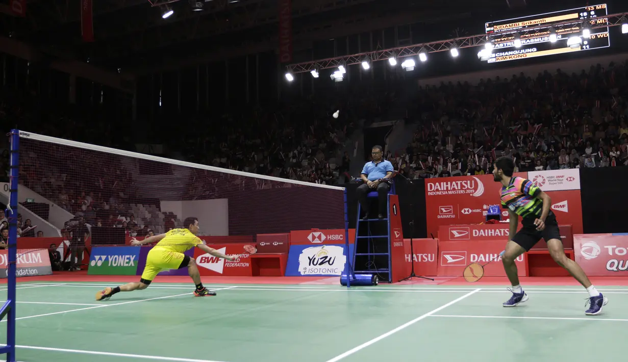 Tunggal putra Indonesia, Jonatan Christie, saat melawan tunggal India, Kidambi Srikanth, pada Indonesia Masters 2019 di Istora Senayan, Jakarta, Jumat (25/1). Jonatan lolos ke semifinal. (Bola.com/Yoppy Renato)