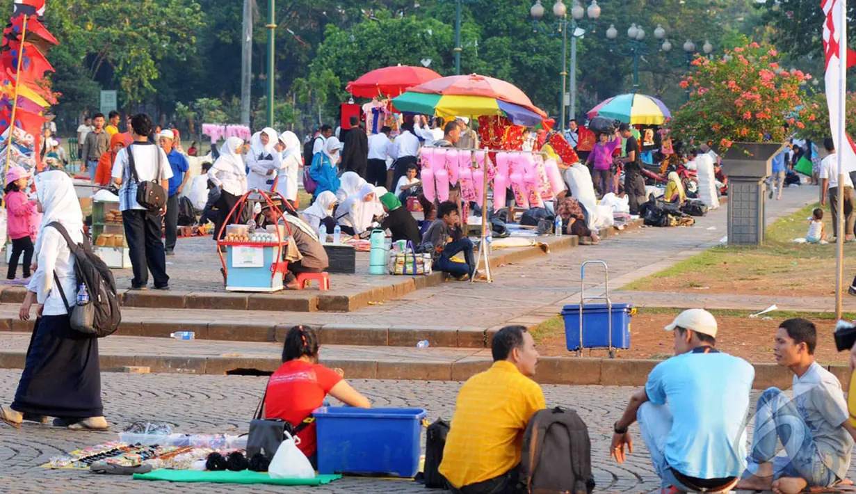Kondisi kawasan Monumen Nasional (Monas), Gambir, Jakarta Pusat, belum steril dari pedagang kaki lima (PKL) (Liputan6.com/Herman Zakharia)