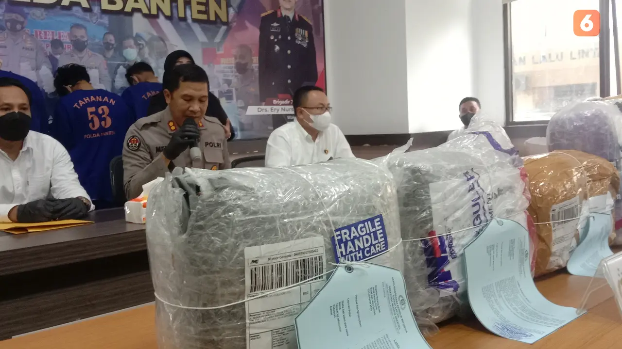 Ganja Dikirim Menggunakan Jasa Ekspedisi. (Senin, 19/09/2022). (Yandhi Deslatama/Liputan6.com).