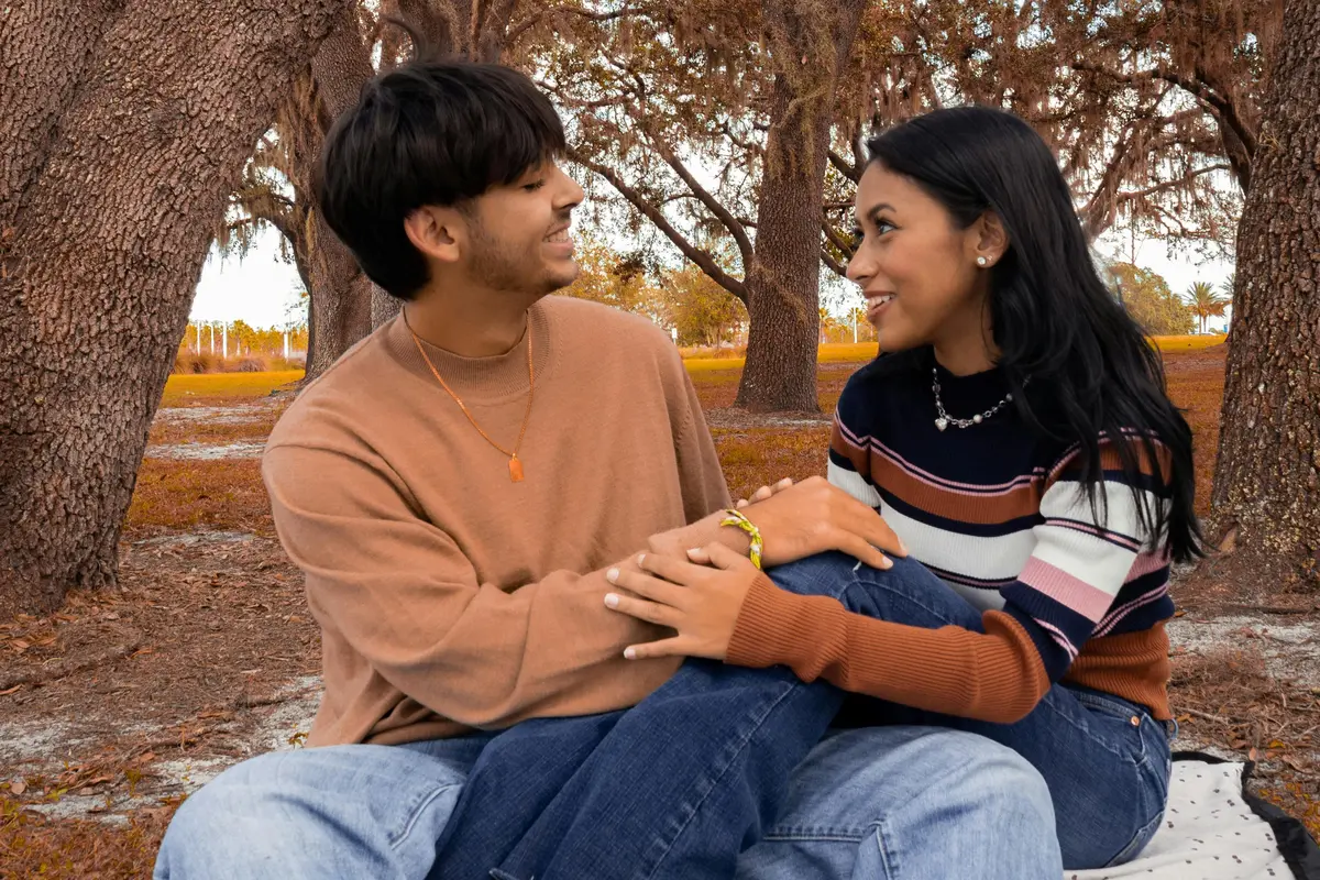 couple muda bahagia romantis