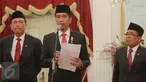 Presiden Jokowi (tengah) memberikan pernyataan pers terkait kecelakaan Pesawat Trigana di Papua, Jakarta, Senin (17/8/2015). Presiden telah menugaskan tim taktis untuk mengevakuasi Pesawat Trigana Air yang jatuh. (Liputan6.com/Faizal Fanani)