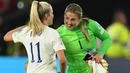 Kiper Timnas Wanita Inggris, Mary Earps (kanan) bersama rekannya, Lauren Hemp merayakan kemenangan atas Swedia pada laga semifinal Piala Eropa Wanita 2022 di Bramall Lane Stadium, Sheffield (26/7/2022). Bersama Timnas Wanita Inggris, Mary Earps telah meraih trofi pada EURO 2022. Timnas Inggris dibawanya menjadi juara setelah mengalahkan Jerman 2-1 lewat perpanjangan waktu dalam laga final. (AFP/Justin Tallis)