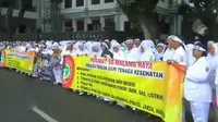 Selain menagih janji-janji Jokowi, massa juga menyoroti indikasi pelemahan yang dilakukan pemerintah terhadap KPK.