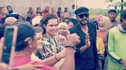Mirip dengan calon pejabat yang sedang blusukan, Dul dengan ramah bersenda gurau dengan warga dan tidak menolak untuk diajak selfie bareng. Dalam caption unggahan, ia berkelakar ingin mencalonkan diri jadi Wakil Bupati Bekasi 2024. Sementara, Ali Zainal ditunjuk sebagai calon Bupatinya. (Liputan6.com/IG/@duljaelani)