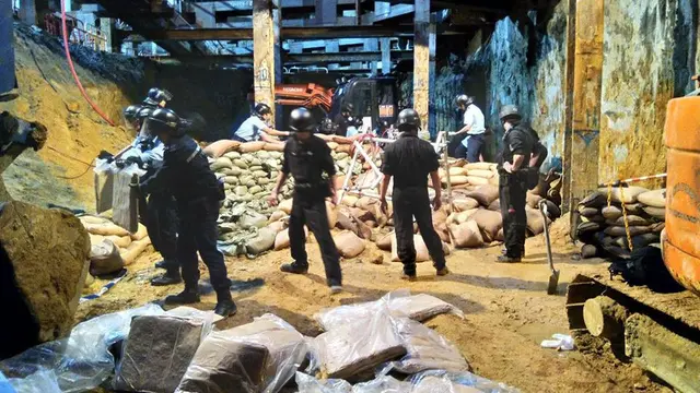Proses penjinakkan bom peninggalan Perang Dunia II yang ditemukan di Hong Kong (27/1/2018) (sumber: Hong Kong Police)