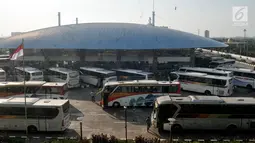 Suasana Terminal Pulogebang, Jakarta, Selasa (28/5/2019). H-8 Lebaran, tercatat hingga sore ini jumlah penumpang yang akan berangkat dari Terminal Pulogebang menuju kota di Jawa Tengah, Barat, Timur, dan Sumatera mencapai 4.488 orang dengan jumlah bus AKAP 176 bus. (merdeka.com/Iqbal S. Nugroho)