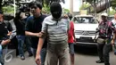 Tersangka penyeludup narkotika jaringan Malaysia-Indonesia saat digelandang ke kantor Dirnarkoba Mabes Polri, Jakarta, Senin (18/1). Ditnarkoba berhasil mengamankan barang bukti shabu sebanyak 10kg dan 100 butir ecstasy. (Liputan6.com/Yoppy Renato)