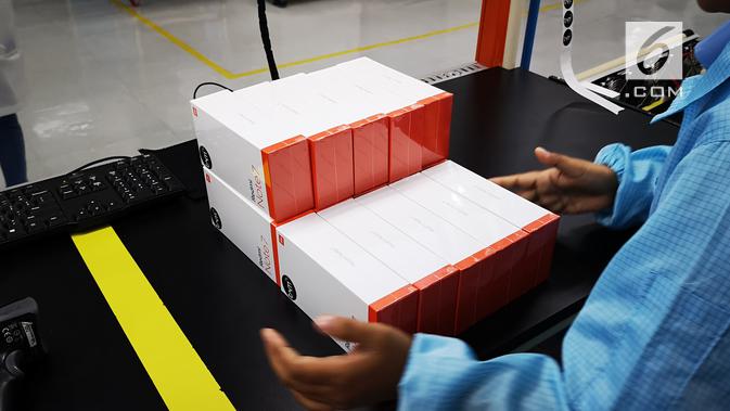Proses pengepakan Redmi Note 7 yang sudah lolos uji, (Liputan6.com/ Yuslianson)