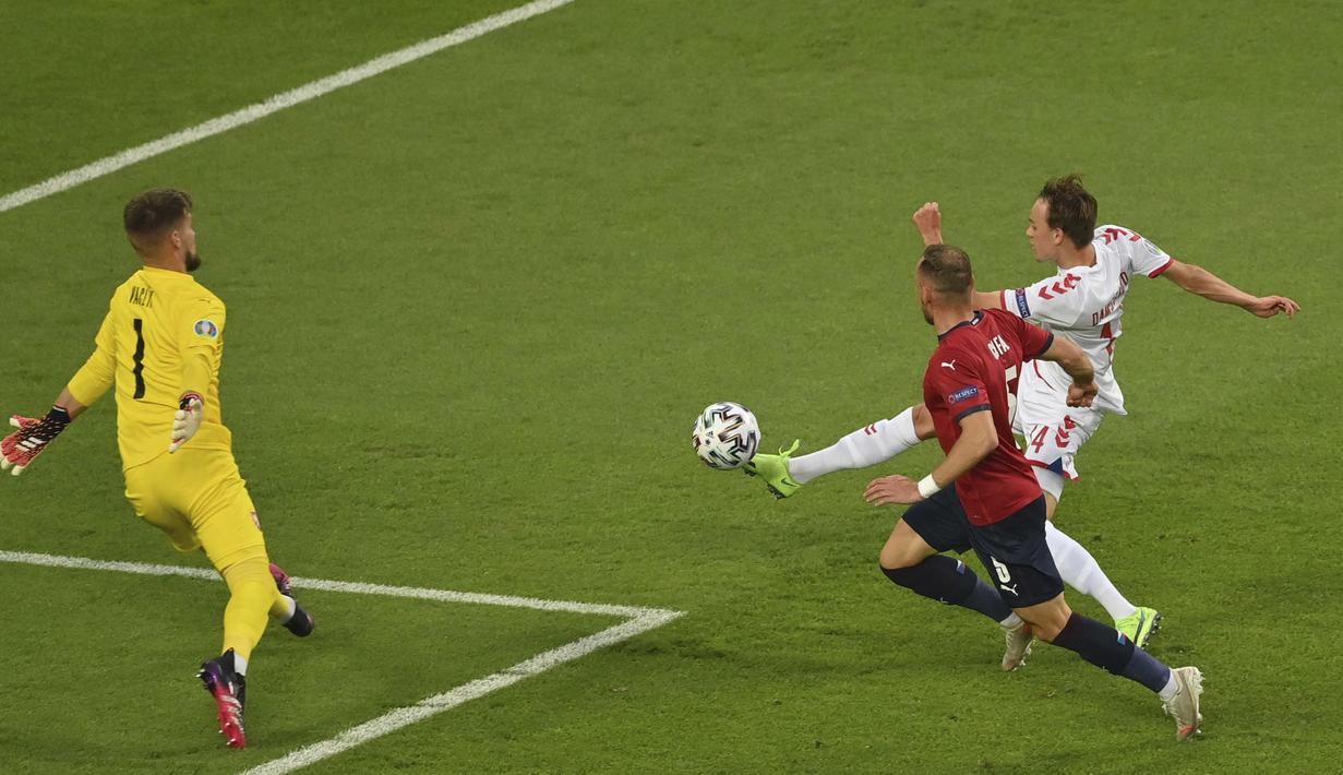 Unggul satu gol tidak membuat Timnas Denmark mengendurkan serangan. Danish Dynamite mendapatkan beberapa peluang melalui Mikkel Damsgaard, namun masih gagal. (Foto: AP/Pool/Dan Mullan)