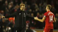 Jurgen Klopp (kiri) berpelukan dengan Jurgen Klopp setelah Liverpool meraih kemenangan 1-0 melawan Leicetser City. Sabtu (19/12/2015) malam WIB. (Reuters/Sergio Perez)